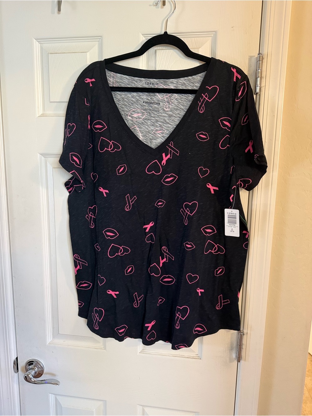 torrid Black V-Neck Tee with Light Pink Ribbon & Lips Print